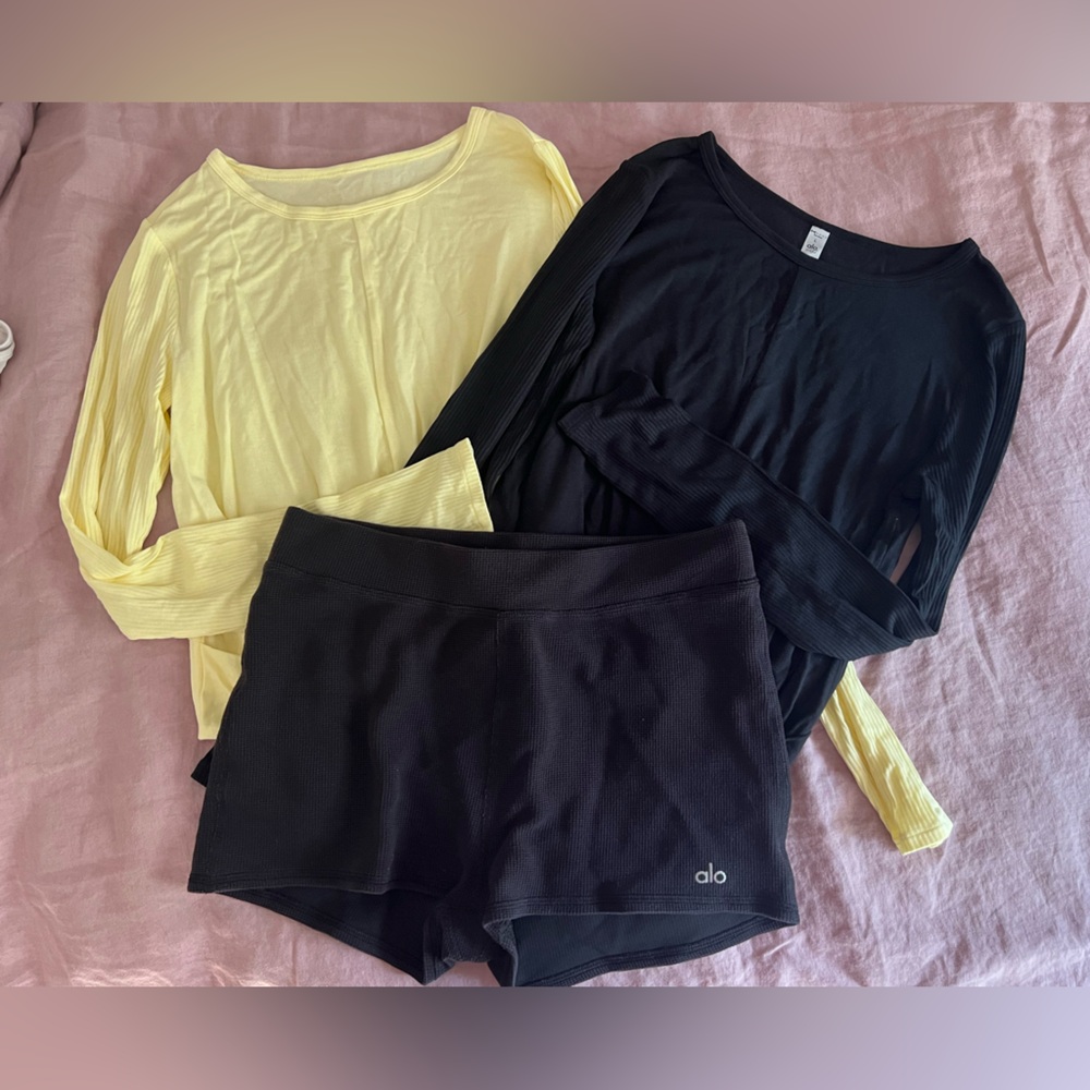 ALO Yoga Black and Yellow Workout Ensemble